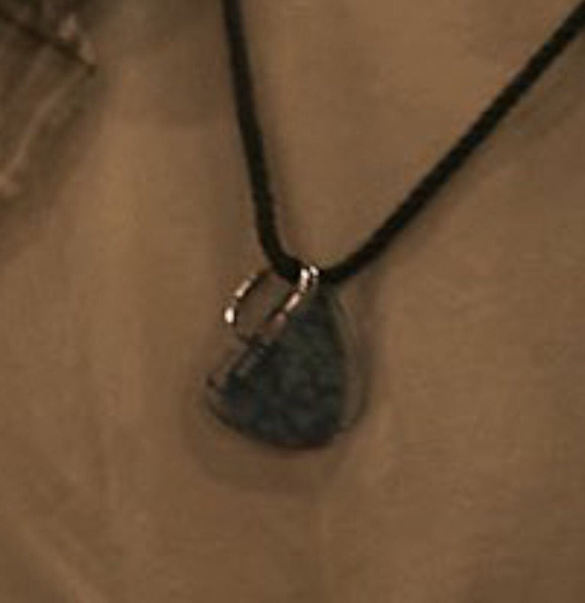 ฮือออออ เพื่อนกุ กุว่าแล้วต้องมีคนเห็นเป็นพระเครื่อง 55555555555555555555555555555555