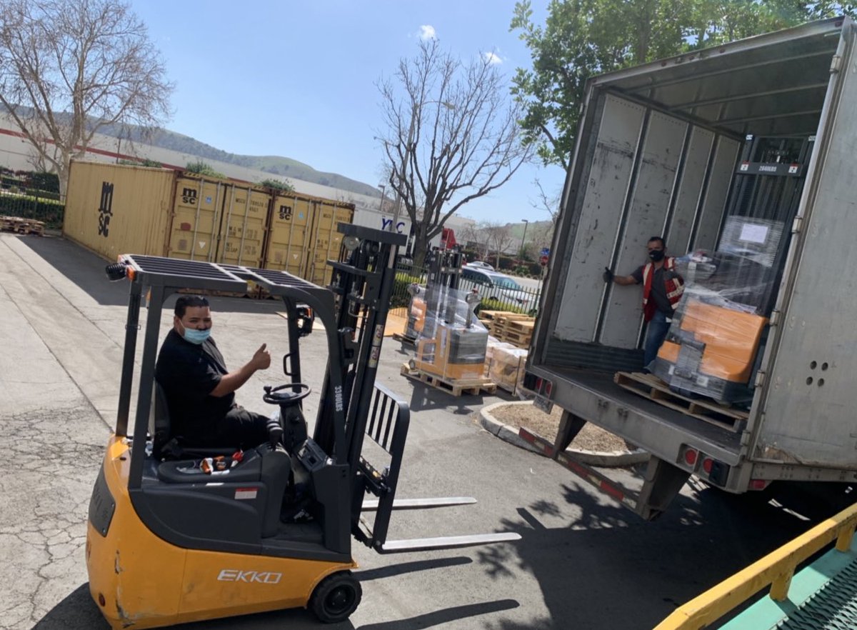 EKKOlifts's tweet photo. Carlos from the EKKO team ensures efficient and accurate delivery every day. Great job! 877-232-6517 info@ekkolifts.com https://t.co/WHEJyJileT #EKKOLIFTS #EKKO #forklifts #ElectricStraddleStacker #lifttruck #electricStacker #lifttrucks  #electricpalletjack #walkiepalletjacks https://t.co/NOoJpEV6dW