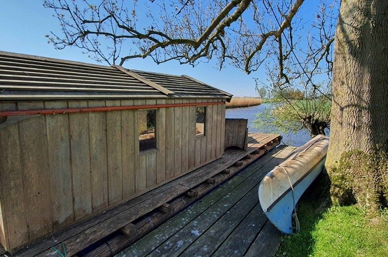 Avontuurlijk overnachten op een vlot. Het vlot kan worden verplaatst zodat de zon met je meedraait dus op het buitendek kun je genieten en het kampeergevoel ervaren. Voor 2 personen. Bekijk beschikbaarheid en prijzen via: buff.ly/3rremKJ #origineelovernachten