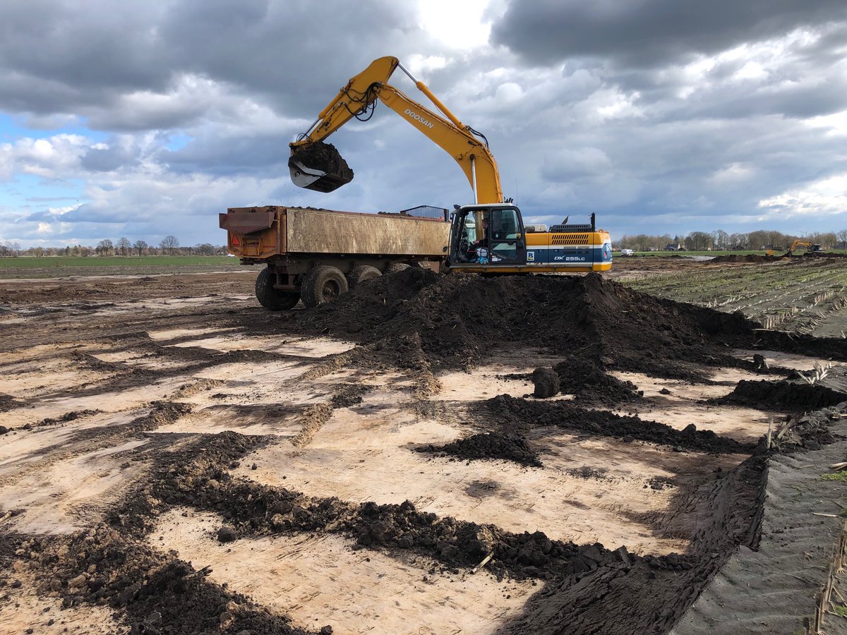 WDODelta's tweet photo. De werkzaamheden in het gebied #Spoortippe en #Punthorst (@G_Staphorst) zijn van start! We zijn we bezig met het aanleggen van een #waterberging. Wist je dat de teelaarde die we er afhalen, naar de #boeren in de omgeving gaat? 👏 Meer info: https://t.co/LjfkPIQNDK https://t.co/J9xVysavkO