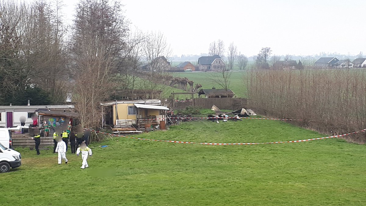 Op donderdag 25 maart 2021 werd om 4:15u een woningbrand aan de Lekdijk West in Lopik gemeld. De woning, een caravan met uitbouw, is volledig uitgebrand. Er zijn twee overleden personen aangetroffen. De identiteiten van de slachtoffers en de toedracht zijn in onderzoek. ^FdV