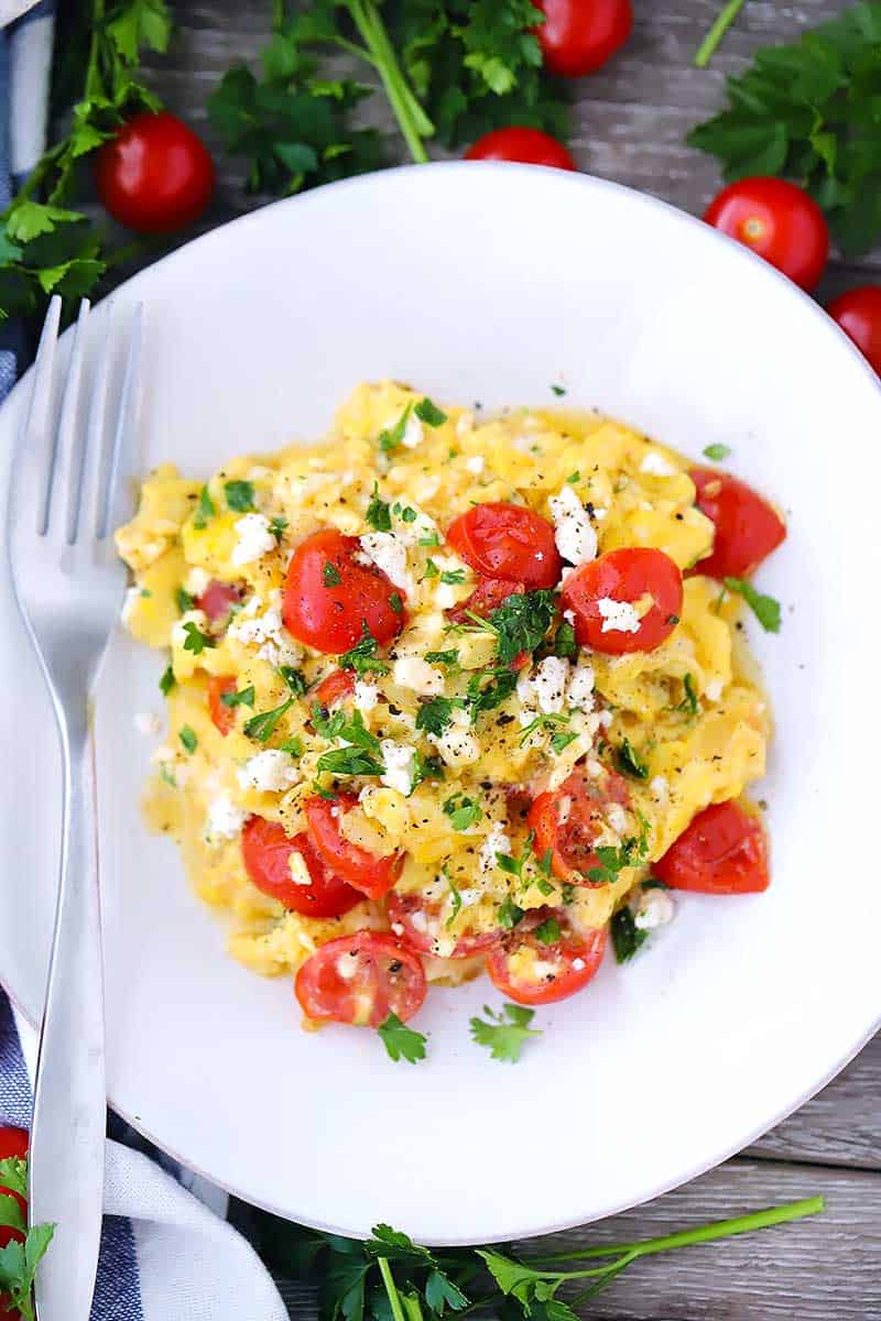 Olive Oil Scrambled Eggs with Feta and Tomatoes! This is a low-carb, vegetarian, gluten-free recipe.🍳🍅
Shop 100% Italian EVOO on SALE at ➡️ Bottega.eu!🕊️🌿 #Recipe and photo by <a href="/bowlofdelicious/">Elizabeth</a> ow.ly/kTbp50DUtWQ
