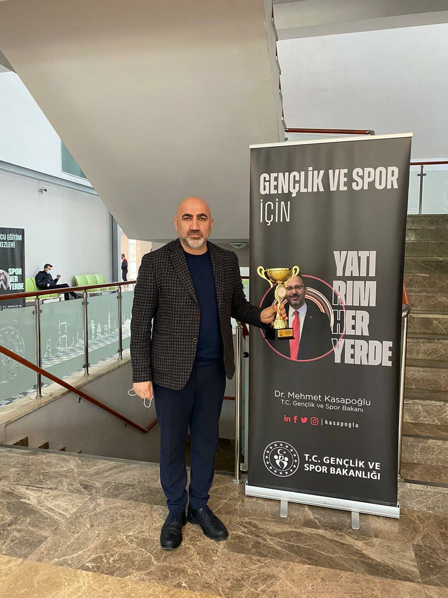 BYKSHROrtaokulu's tweet photo. Kupayı aldık!
Okullar Arası Satranç Turnuvası Ortaokullar İl Birinciliği kupamızı İstanbul GSİM'de düzenlenen törende teslim aldık. 
@memleventyazici 
@Yafesbakirci 
@Beylikduzu_mem 
@yucel2948 
@Pamukhoca 
@TsfBeylikduzu 
@TSFistanbul https://t.co/Sl3jwMnW4k