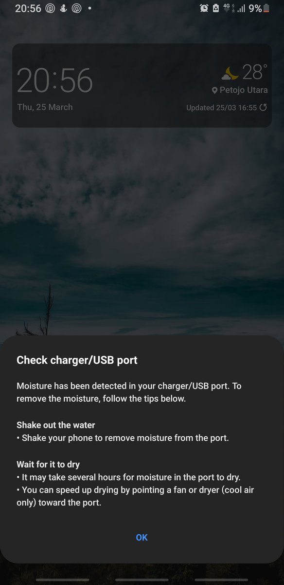 febryann's tweet photo. Dan gak bisa ngecharge sampe bener bener kering, tadi dicoba charge muncul notif geter geter bunyi bunyi. Nice one @samsungID https://t.co/6vjiCKOE7M