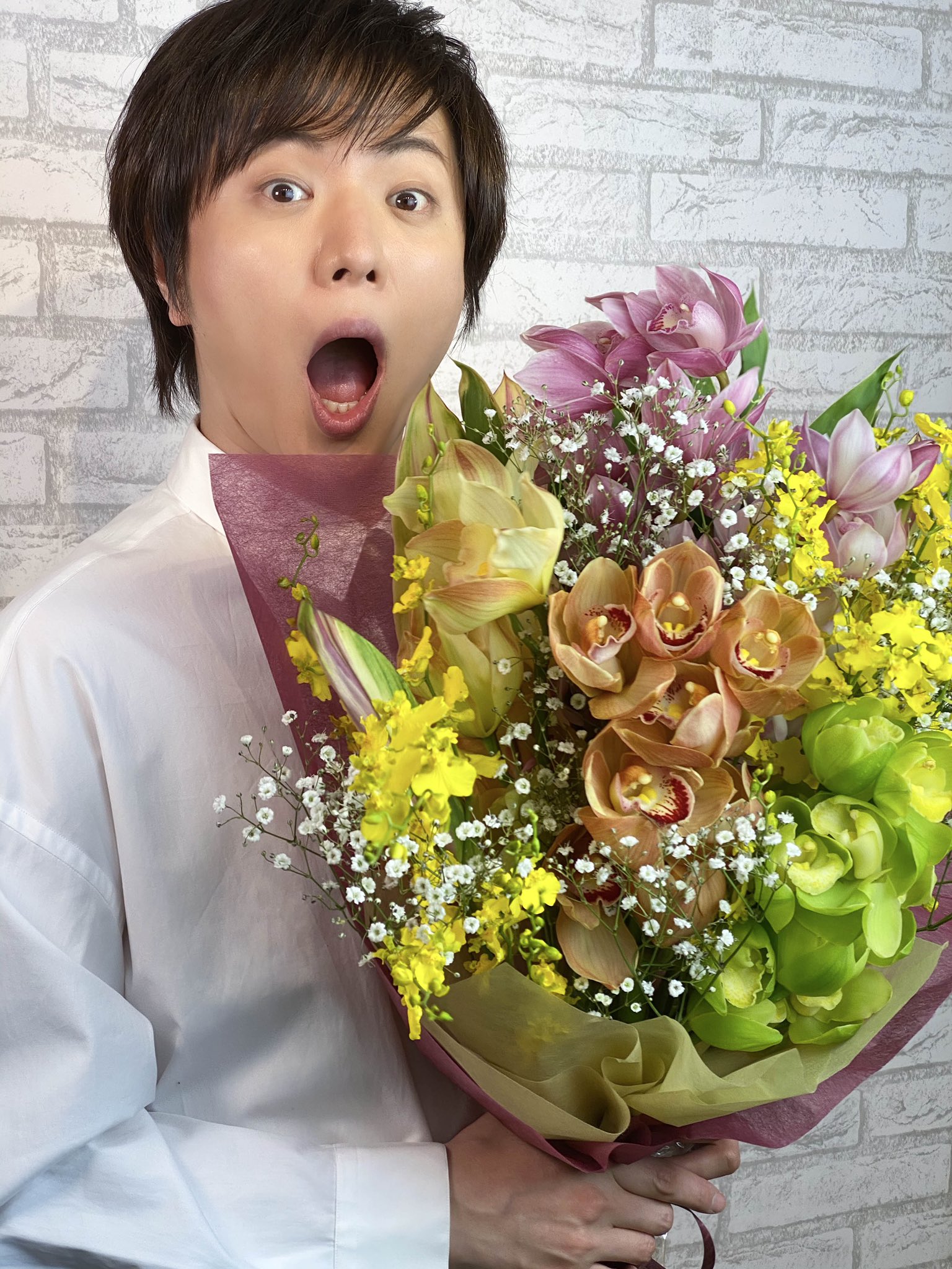 竹島宏スタッフ 公式 花束 花束が届きました かすみ草 そして 花の女王 蘭の品種から シンビジウム オンシジウム 色ごとの花言葉があるので 今日はシンビジウム全体の花言葉 素朴 飾らない心 今日も１日お疲れ様でした ひろネット