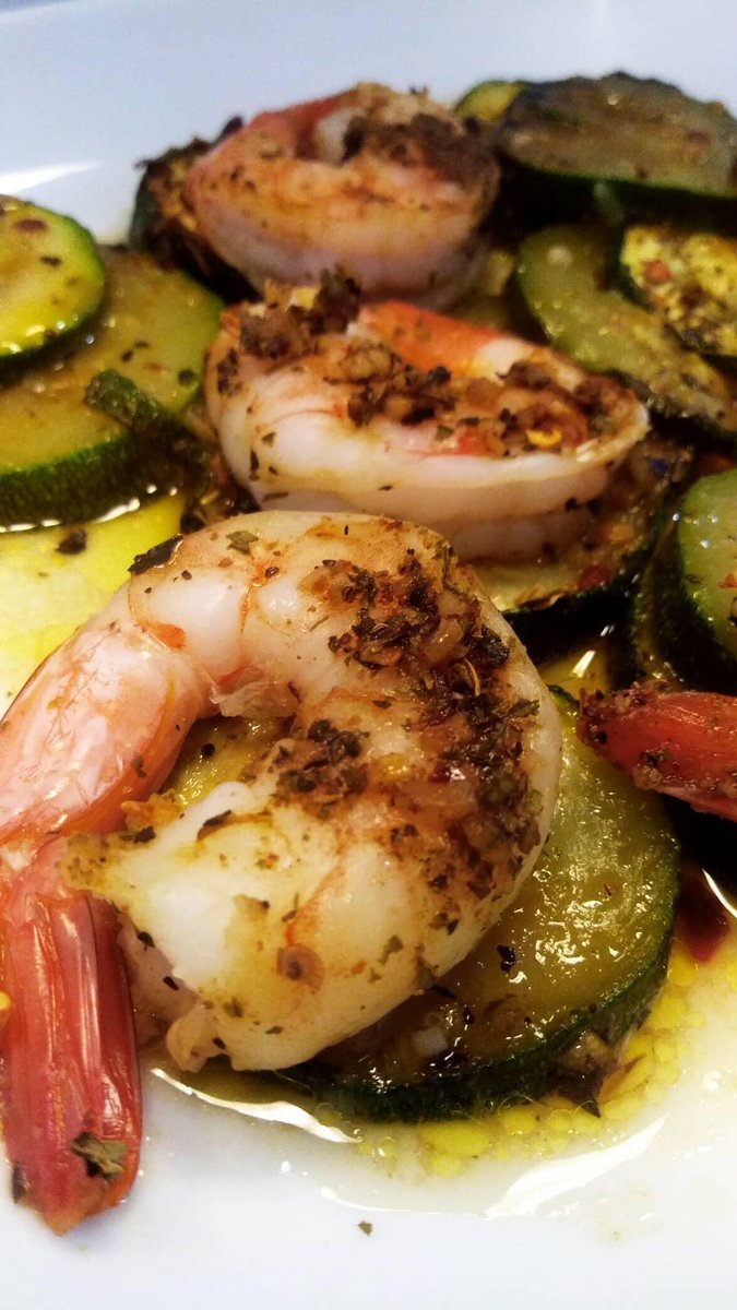 ChefQuelz's tweet photo. Zucchini Shrimp Appetizer.
How ya tastebuds doing?
#zucchini #shrimp #appitizers #privatechef #culinarychemist #prettygirlscancooktoo #bookme #dm #supportblackownbusinesses #blackchefs #smallbusinessowner #cookingclass #cookingwithbae #cookingwithlove https://t.co/YX2N0DYzPf