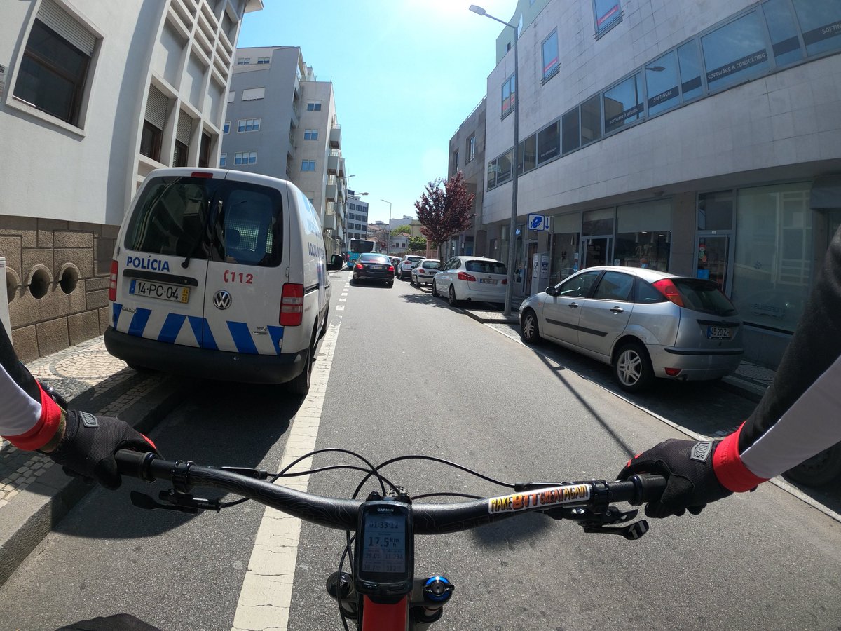 Pedro_XSi's tweet photo. Não há dúvida que os passeios e as "ciclovias" dão um bom estacionamento #missaourgentesocorro #certezinha #psp https://t.co/aVoTCRktaq