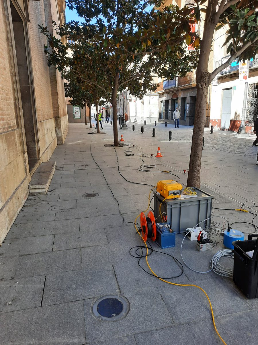 IGNSpain's tweet photo. La #RedSísmicaNacional continúa realizando perfiles sísmicos y medidas de vibraciones del terreno para conocer la velocidad de las ondas sísmicas en los lugares en los que tiene instalados sensores. Esta semana se encuentran realizando los trabajos en Granada

#IGNSpain @mitmagob https://t.co/oS4AmUtylM