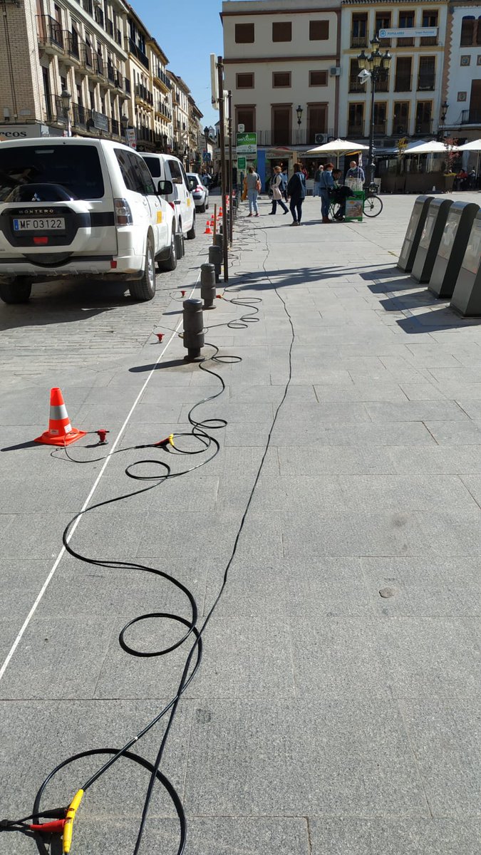 IGNSpain's tweet photo. La #RedSísmicaNacional continúa realizando perfiles sísmicos y medidas de vibraciones del terreno para conocer la velocidad de las ondas sísmicas en los lugares en los que tiene instalados sensores. Esta semana se encuentran realizando los trabajos en Granada

#IGNSpain @mitmagob https://t.co/oS4AmUtylM