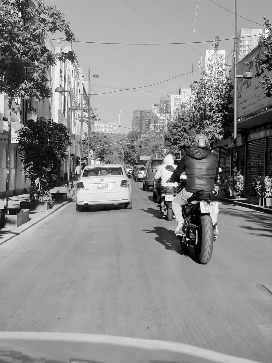 PabloExtinto's tweet photo. Escenas cotidianas en las calles del centro del país mientras suena la primera emisión de @IMER_Noticias con @luisalaouija.
Felix, Biden, Litio, Apps Bancarias y por supuesto yo soy #TeamRocketman https://t.co/sSbqYwBvhH