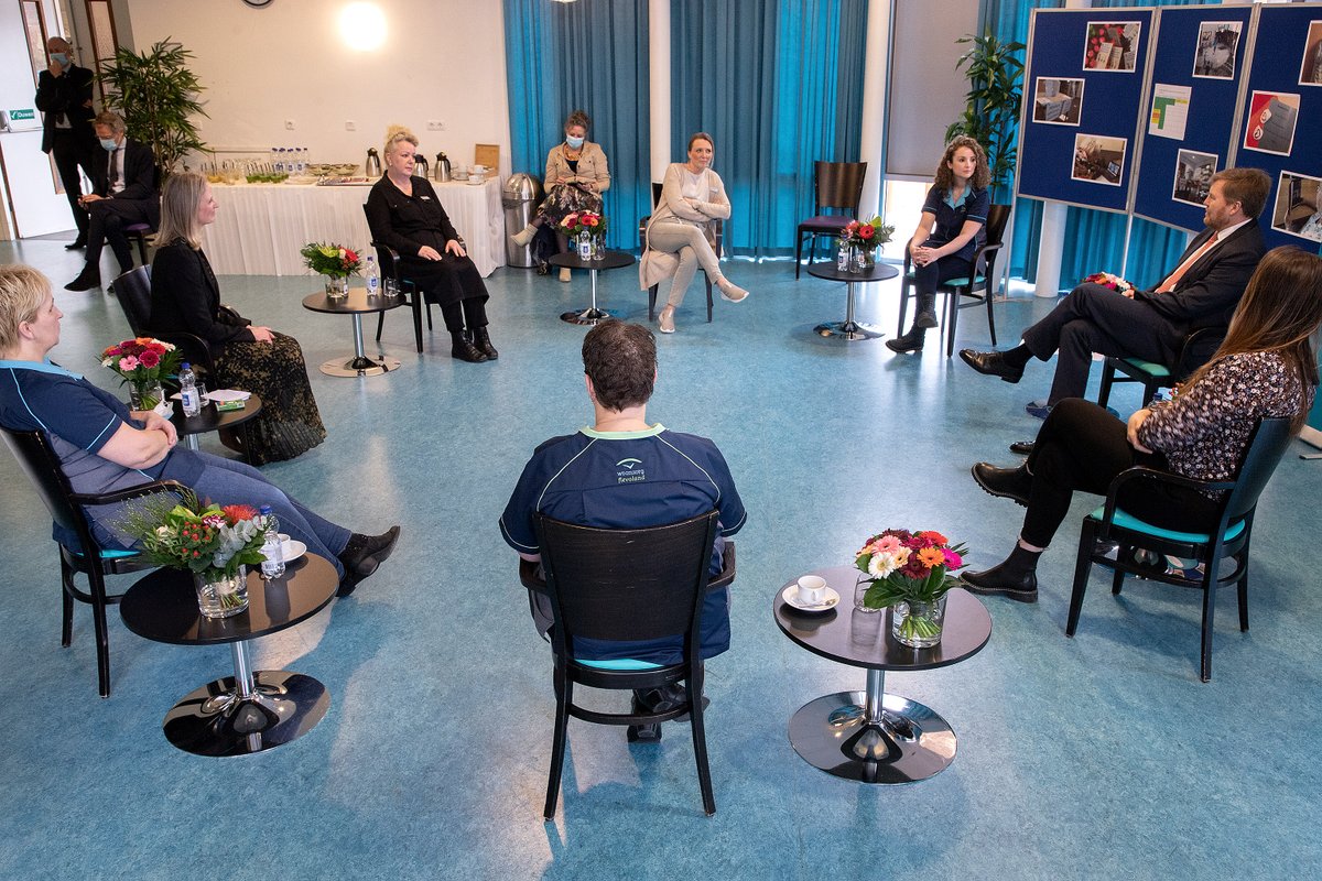 WoonzorgFL's tweet photo. Wat een bijzondere ochtend! Koning Willem-Alexander kwam vandaag langs bij woonzorglocatie Hanzeborg en dagbesteding Het Groene Huis. Hier sprak hij met medewerkers en bewoners over de impact van de coronaperiode #koning #dagbesteding #Hanzeborg #HetGroeneHuis #ouderenzorg https://t.co/0m2ojEH5SV