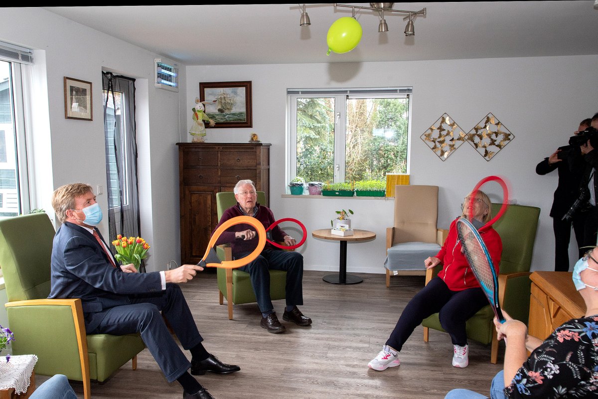 WoonzorgFL's tweet photo. Wat een bijzondere ochtend! Koning Willem-Alexander kwam vandaag langs bij woonzorglocatie Hanzeborg en dagbesteding Het Groene Huis. Hier sprak hij met medewerkers en bewoners over de impact van de coronaperiode #koning #dagbesteding #Hanzeborg #HetGroeneHuis #ouderenzorg https://t.co/0m2ojEH5SV