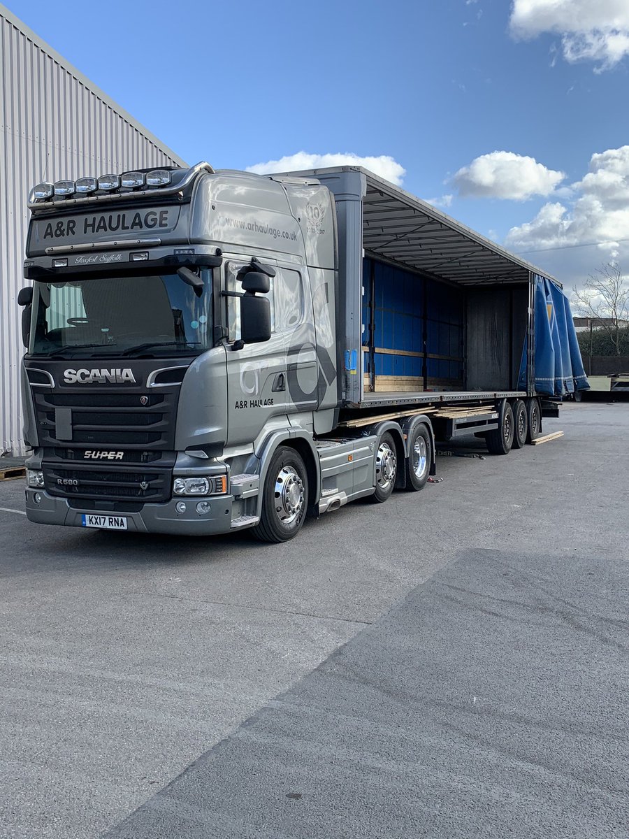 wayneboughtwood's tweet photo. Unloading in Ripon earlier now waiting to load in Sheffield/Rotherham area @a_haulage #easyroad/life #V8580 #Livingthedream https://t.co/rSWKTMNmgq