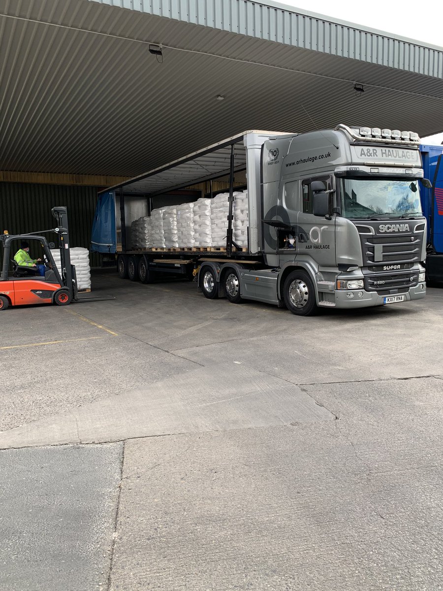 wayneboughtwood's tweet photo. Unloading in Ripon earlier now waiting to load in Sheffield/Rotherham area @a_haulage #easyroad/life #V8580 #Livingthedream https://t.co/rSWKTMNmgq