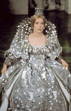 s_rvn_'s tweet photo. Désolé mais on peut parler de la beauté des robes dans peau d’âne svp ??? https://t.co/E4Z0GCbqUy