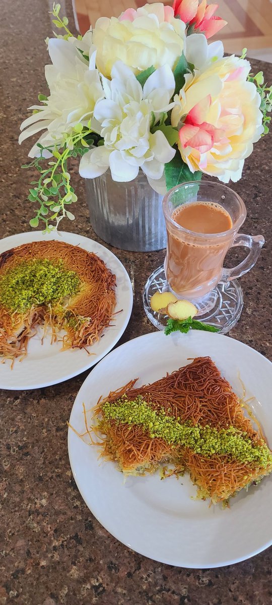 HusnaPervez's tweet photo. #Kunafe and #Kadayif for breakfast? 🤔
WHY NOT?! 🥰😋
Paired with Indian #AdrakKiChai 🫖 (Ginger Tea).....mazaa aagaya 😊
#Indulge #TurkishDesserts #AdrakWaliChai
#Foodie #cravings #BlessedLife https://t.co/fzaLUr2uXF