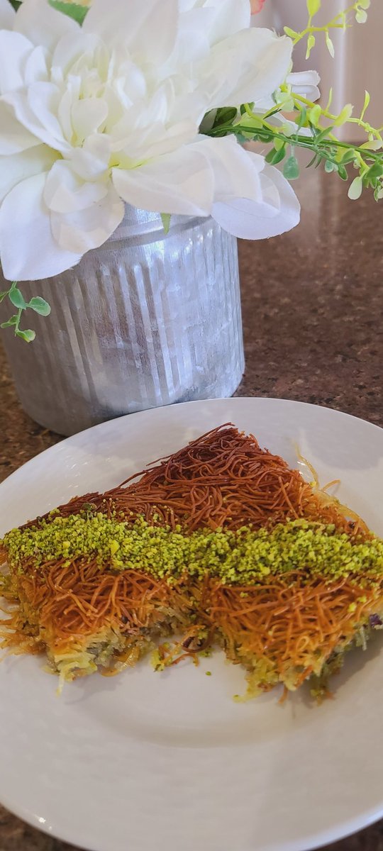 HusnaPervez's tweet photo. #Kunafe and #Kadayif for breakfast? 🤔
WHY NOT?! 🥰😋
Paired with Indian #AdrakKiChai 🫖 (Ginger Tea).....mazaa aagaya 😊
#Indulge #TurkishDesserts #AdrakWaliChai
#Foodie #cravings #BlessedLife https://t.co/fzaLUr2uXF