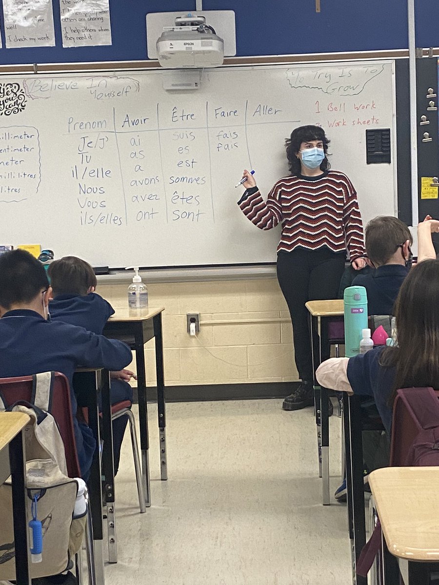 La classe de 4e année s'entraîne à utiliser les verbes irréguliers du présent avec l'enseignant stagiaire.<a href="/OLVMWolverines/">Our Lady of Victory</a>