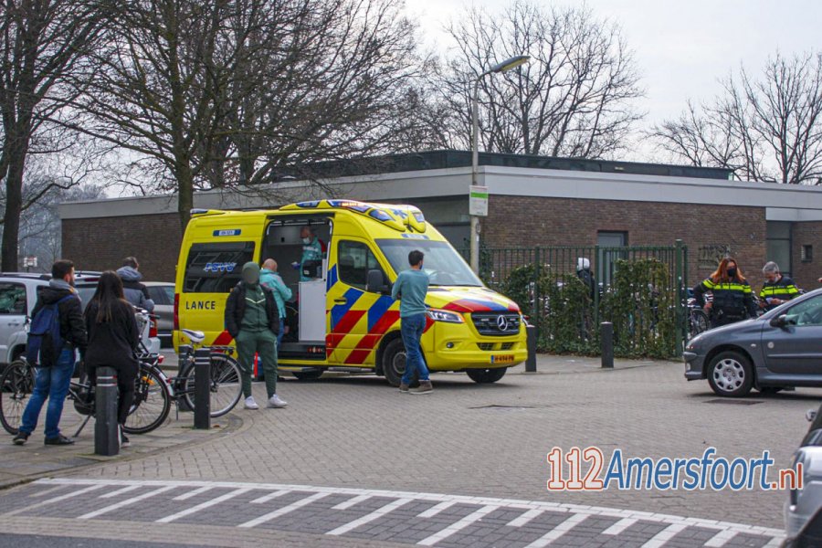 Docenten bieden eerste hulp bij ongeval voor ingang Corderius College. 112Amersfoort.