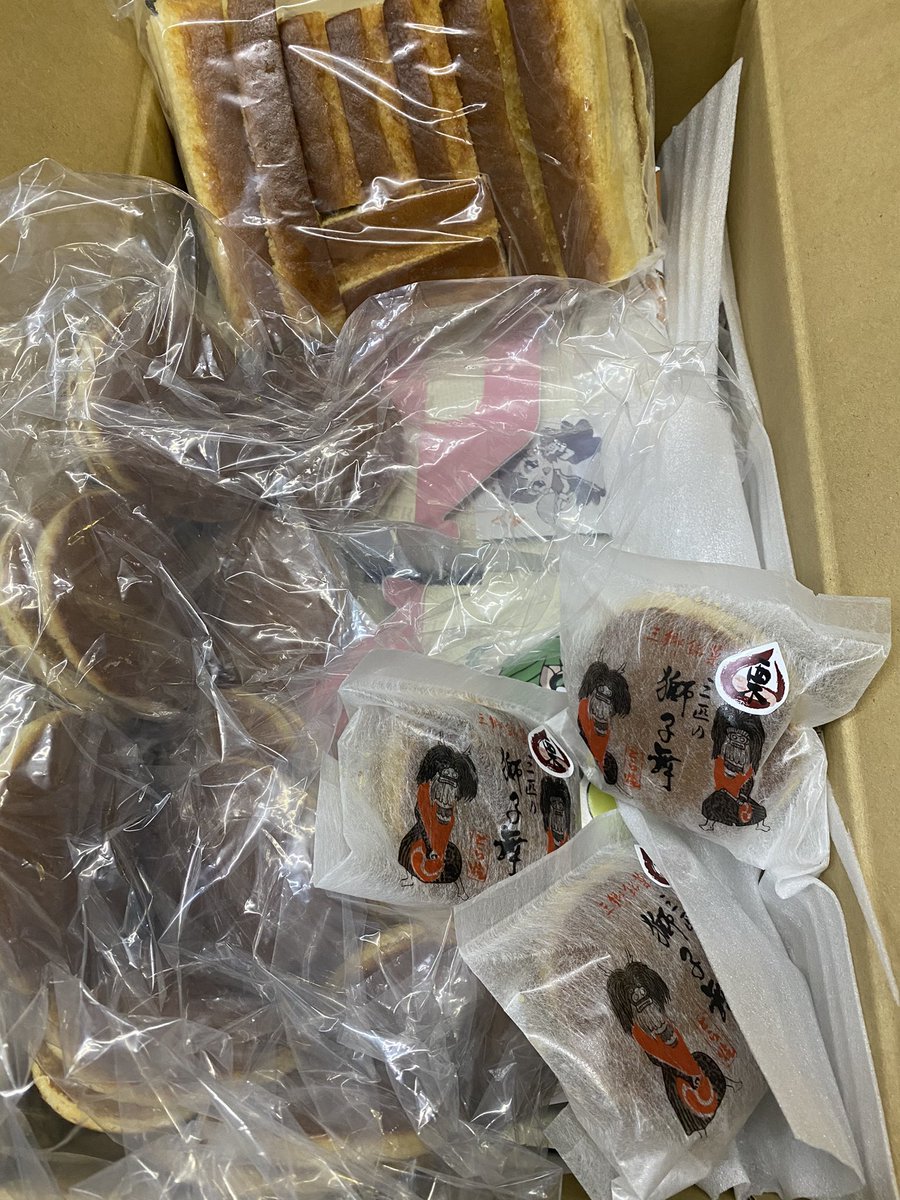 Shin2 シンジ 埼玉の春華堂さんからズコット来た O 毎年恒例の自分の誕生日ケーキです 開封の儀は26日に O どら焼きとカステラ切り落としも O