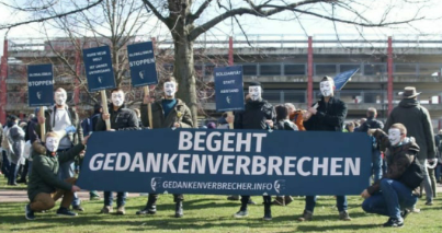 IbDoku's tweet photo. #Thread
Im Rahmen ihrer neuesten Kampagne inszeniert sich die Identitäre Bewegung als subversive "Gedankenverbrecher".
Mit  antisemitisch konnotierten verschwörungstheoretischen Erzählungen um den "Great Reset" sucht sie Anschluss an #Corona-Proteste und #Querdenken. https://t.co/4E6XHh76bQ