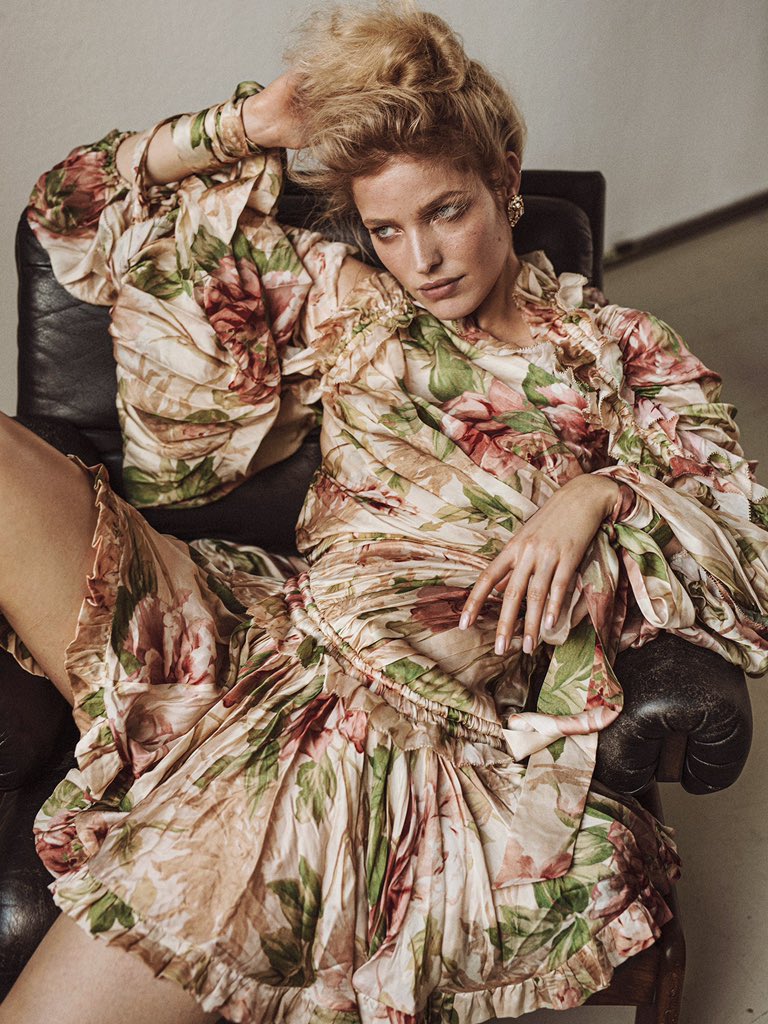 worlds_moda's tweet photo. #march21WM (1/3)
#VOGUEITALIA SITE,
October 2019.
By #LinaTesch
⬇️More in the next post⬇️
#AlisaAhmann https://t.co/KsbSxqTCZ4