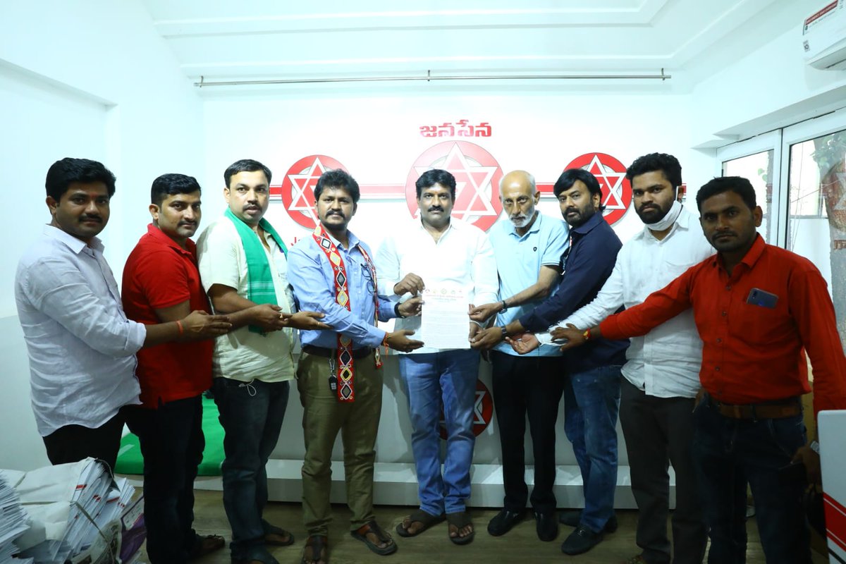 JSPTelangana's tweet photo. 👉జనసేన పార్టీ తెలంగాణ రాష్ట్ర నాయకత్వాన్ని కలిసిన లంబాడీల ఐక్య వేదిక నేతలు

👉నాగార్జున సాగర్ అసెంబ్లీ సీటుని కేటాయించాలని @JSPTelangana రాష్ట్ర ఇంఛార్జ్ శ్రీ @JSPshankargoud గారికి వినత పత్రం అందజేశారు

👉 జనసేన నాయకులు అర్హం ఖాన్, రాం తాల్లూరి గార్లు కార్యక్రమంలో పాల్గొన్నారు https://t.co/2uOLoJA8EZ