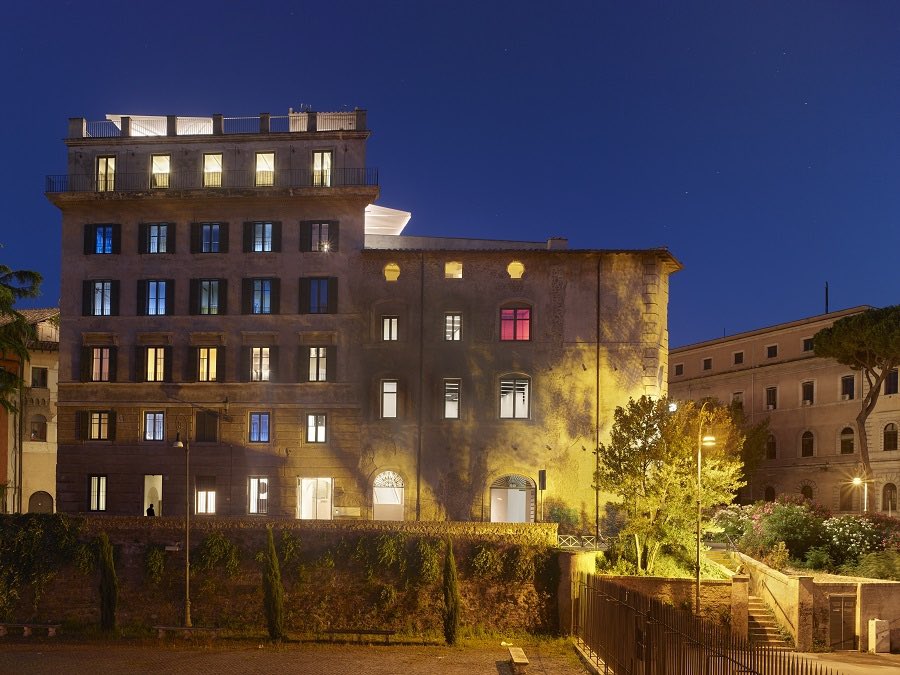 mariadicuonzo1's tweet photo. #ASpassoPer #mostre a #Roma 
Dal #15aprile al #15luglio 2021 la #RhinocerosGallery (il nuovo spazio per la cultura voluto dalla #FondazioneAldaFendi)ospita un ambizioso progetto per le celebrazioni di #Dante 
Una rivisitazione della #DivinaCommedia con foto ed installazioni https://t.co/RSVRufHcsk