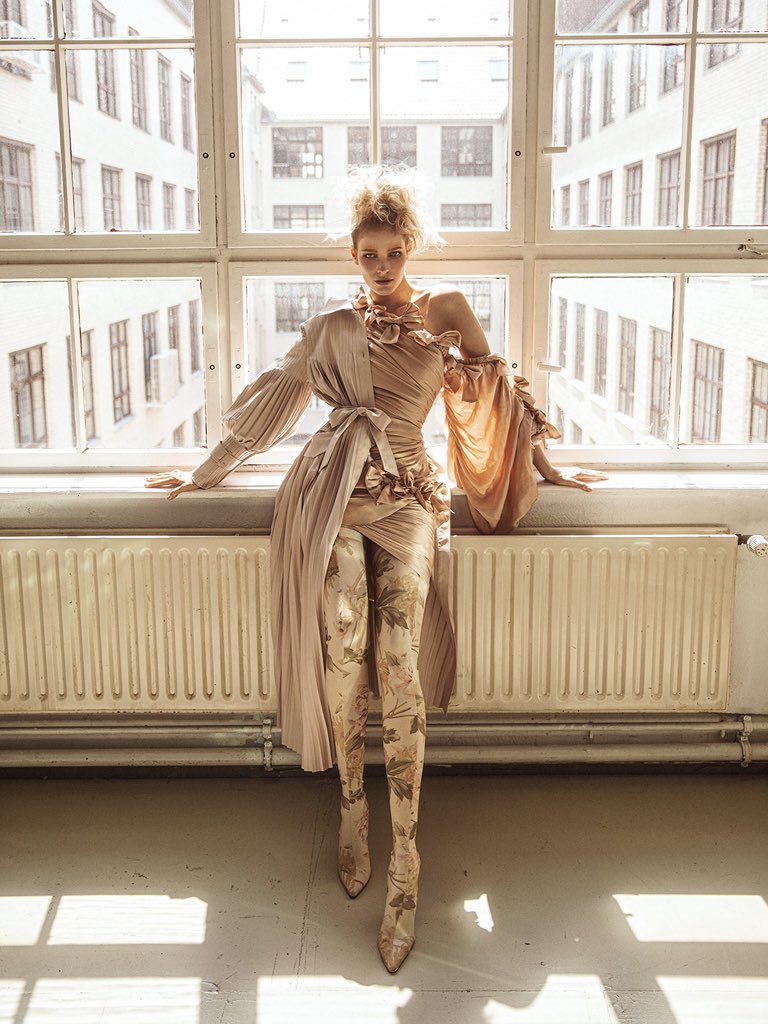 worlds_moda's tweet photo. #march21WM (2/3)
#VOGUEITALIA SITE,
October 2019.
By #LinaTesch
⬇️More in the next post⬇️
#AlisaAhmann https://t.co/bJ5viKmwTq