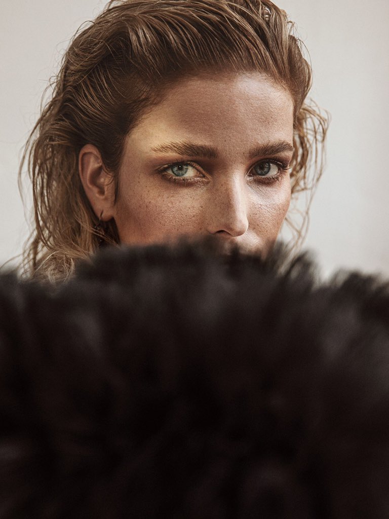 worlds_moda's tweet photo. #march21WM (2/3)
#VOGUEITALIA SITE,
October 2019.
By #LinaTesch
⬇️More in the next post⬇️
#AlisaAhmann https://t.co/bJ5viKmwTq