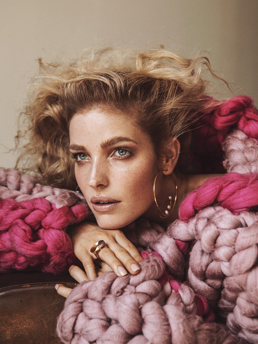 worlds_moda's tweet photo. #march21WM (3/3)
#VOGUEITALIA SITE,
October 2019.
By #LinaTesch
⬇️More in the next post⬇️
#AlisaAhmann https://t.co/5LIXJUktpN