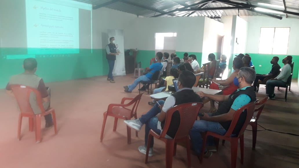 BanEcuadorBP's tweet photo. En #Muisne, Esmeraldas, cumplimos el Programa de Educación Financiera en forma presencial, con todas las normas de protección y bioseguridad.

En articulación con @AgriculturaEc capacitamos a  21 pequeños productores de café y cacao.

#ConLasBotasPuestas https://t.co/YMMyYuk1dA