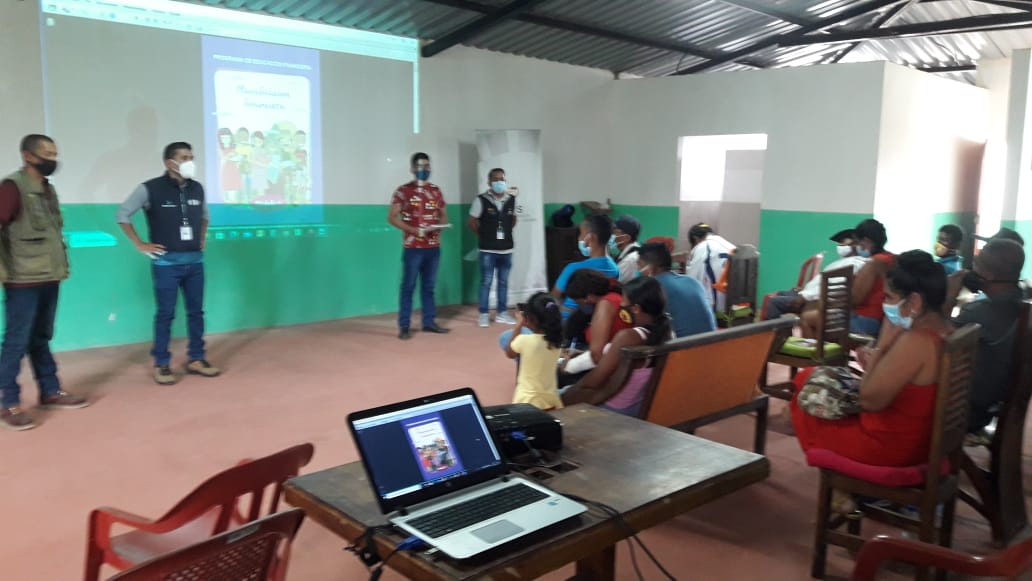 BanEcuadorBP's tweet photo. En #Muisne, Esmeraldas, cumplimos el Programa de Educación Financiera en forma presencial, con todas las normas de protección y bioseguridad.

En articulación con @AgriculturaEc capacitamos a  21 pequeños productores de café y cacao.

#ConLasBotasPuestas https://t.co/YMMyYuk1dA