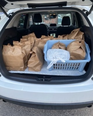 FTFKalamazoo's tweet photo. Your donations to Feed the Fight Kalamazoo are #feedingthevaccinators in our community, both at the Kalamazoo County Health &amp; Community Services clinics at the Kalamazoo County Expo Center and at community clinics like the @fhckzoovaccination clinic in
Comstock Wednesday. https://t.co/LQXVx6zcKl