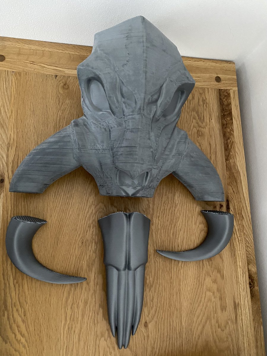 ukcosplaydad's tweet image. Surgery required. A couple of 3D printing resin coats, fine sanding. The broken can be re-forged. One does not 3dprint and expect all prints to be perfect every time. This is the way! #faceplantingtoglory #thisistheway #3dprintfails #3dprinting #mancavetatt #starwars #Mandalorian