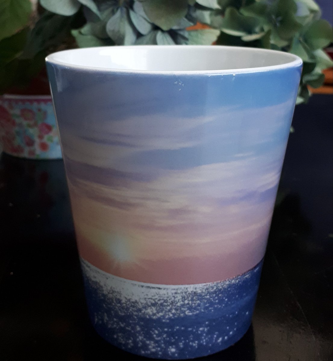 inarimetsaa's tweet photo. Koriste-esineitä voi edelleen tilata netistä. Minä tilasin ihania mukeja ja pussukoita, @HurmerintaArt:n suunnittelemia, hänen RedBubblen putiikistaan 🤩🤗😍
Tykkään! https://t.co/GcOFiZ3kSS
