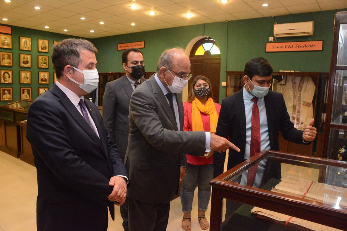 smiukarachi's tweet photo. Turkey’s Consul General in Karachi Mr. Tolga Ucak visited #SMIU. He visited the historic institution, interacted staff, faculty &amp; students, appreciated SMI students' role in the history of #Pakistan. 
#TurkeyPakistanFriendship https://t.co/pSAV9RtVB5