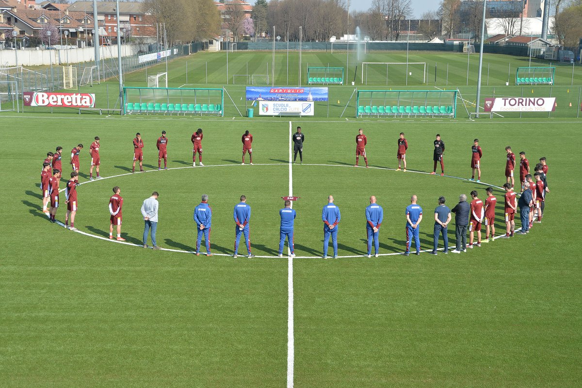 TorinoFC_1906's tweet photo. In memoria di Daniel 🙏

Prima degli allenamenti di oggi, la Primavera e il nostro Settore Giovanile hanno voluto ricordare Daniel Guerini con un minuto di raccoglimento

#SFT https://t.co/4rbmdvc51F