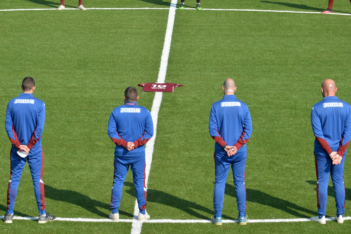 TorinoFC_1906's tweet photo. In memoria di Daniel 🙏

Prima degli allenamenti di oggi, la Primavera e il nostro Settore Giovanile hanno voluto ricordare Daniel Guerini con un minuto di raccoglimento

#SFT https://t.co/4rbmdvc51F