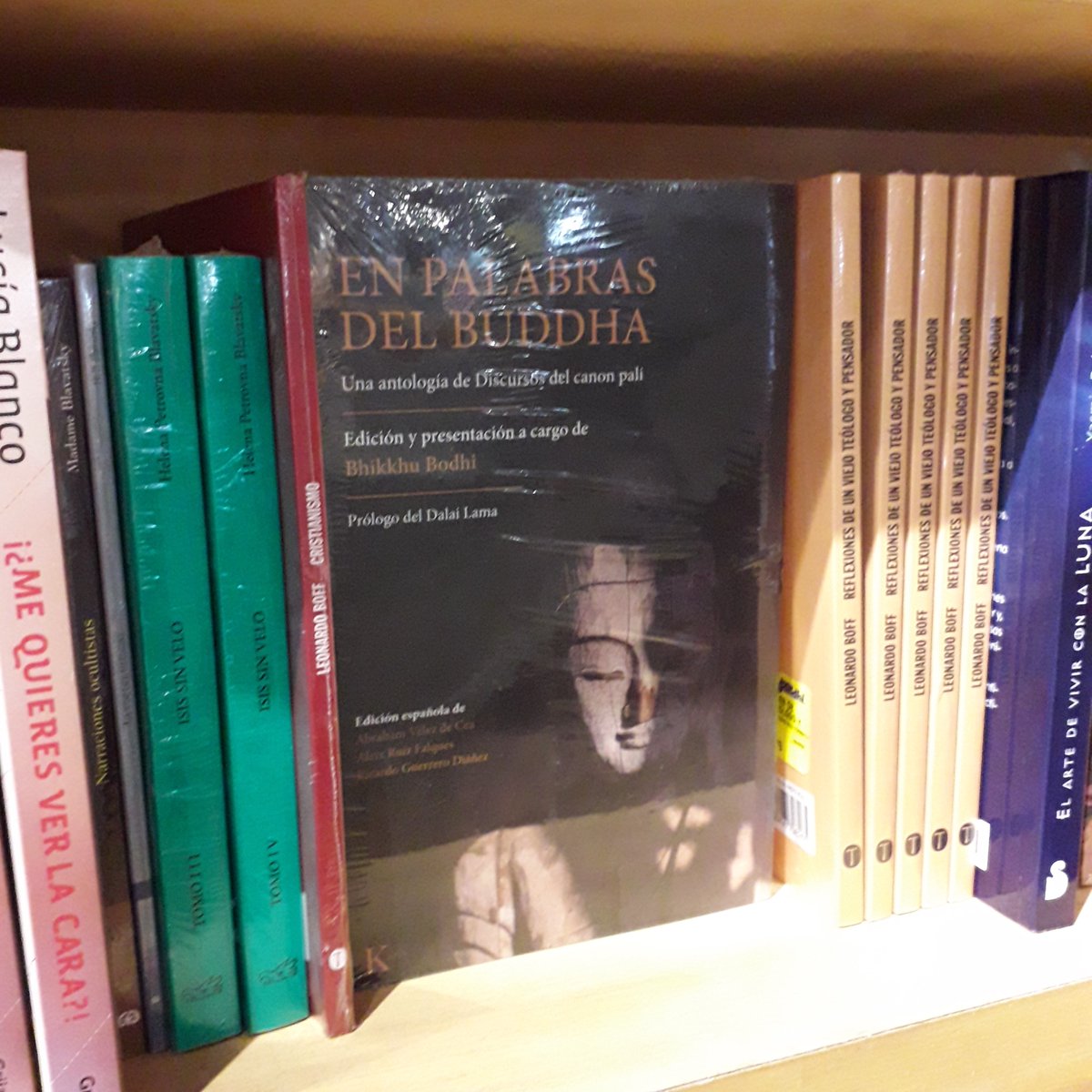 NirvanaLibros's tweet photo. #FelizViernes. Seguimos en las @LibreriasGandhi, sucursal #MauricioAchar ahora les compartimos 📚En palabras del Buddha, de #BhikkhuBodhi 📚 La senda del chamán, de #MichaelHarner 📚 Qi Gong anti-age, de #YvesRéquéna 📚Atención plena, de
#DokushōVillalba, de @editorialkairos. https://t.co/twh5Wlf5I4