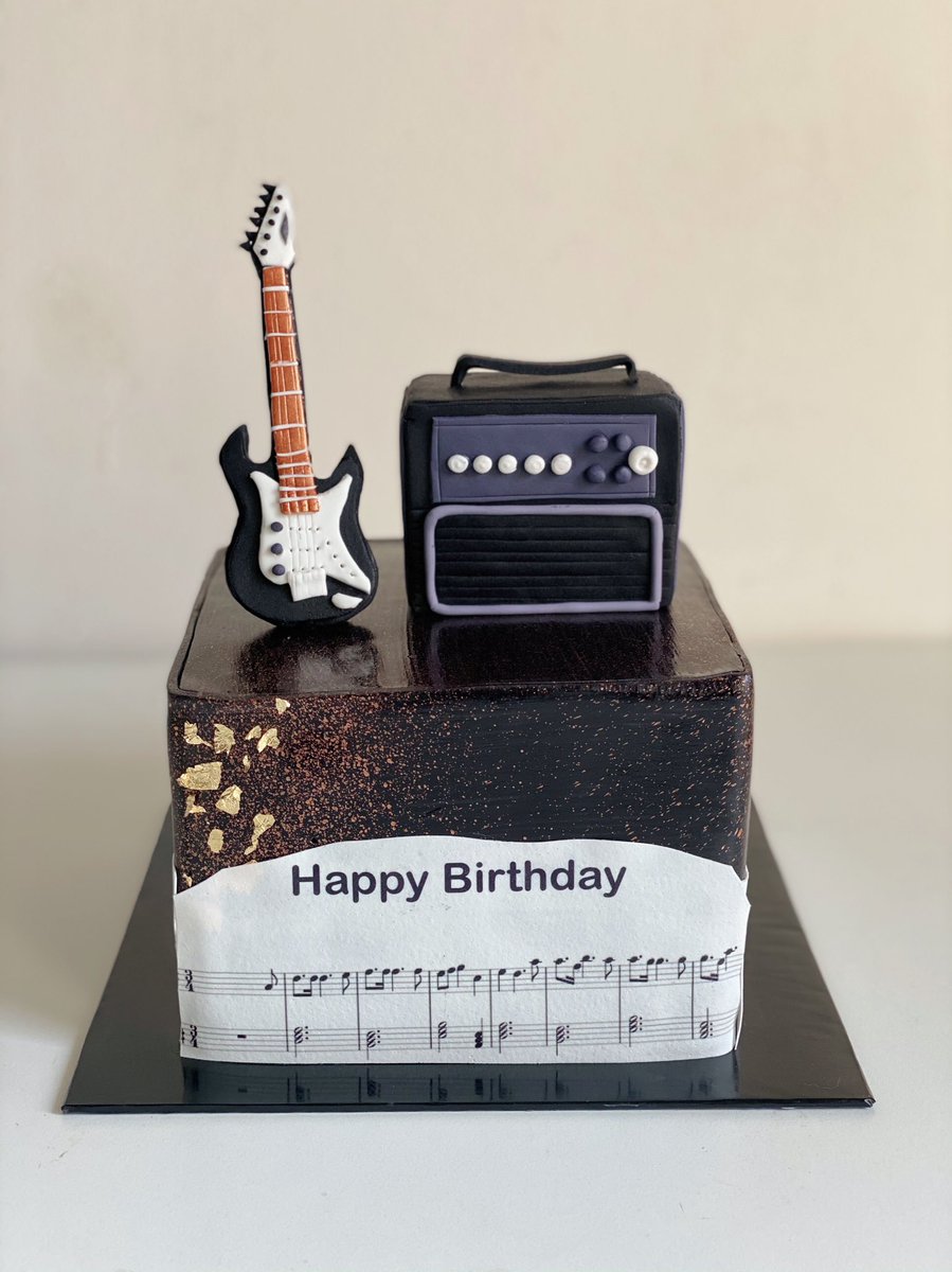 AliZidhna's tweet photo. Music lovers ! 

#musiclovers #cakelovers #maldivescakes #cakesofmaldives #bakinginmaldives #edibleguitar #edibleamp #chocolatecake #layercakes https://t.co/iazyJJx3kn