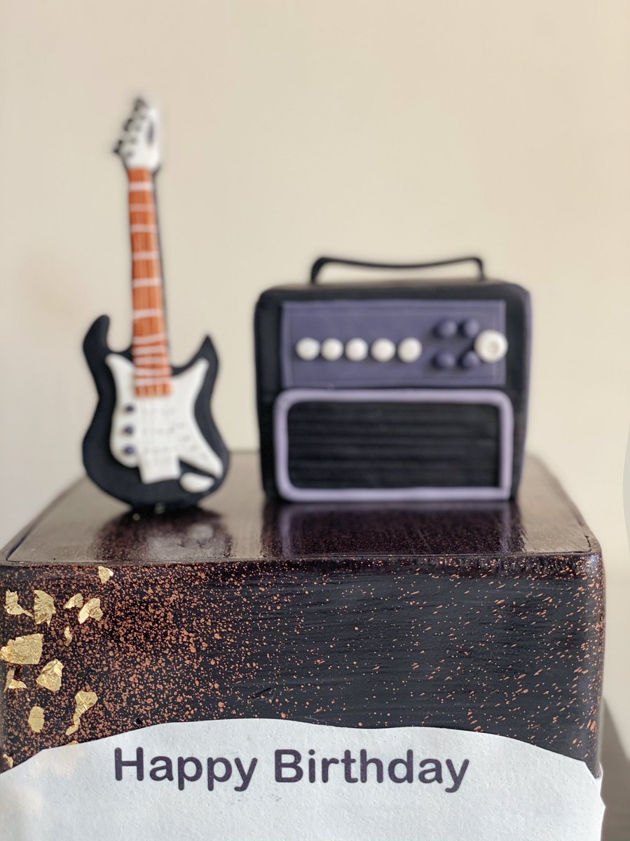 AliZidhna's tweet photo. Music lovers ! 

#musiclovers #cakelovers #maldivescakes #cakesofmaldives #bakinginmaldives #edibleguitar #edibleamp #chocolatecake #layercakes https://t.co/iazyJJx3kn