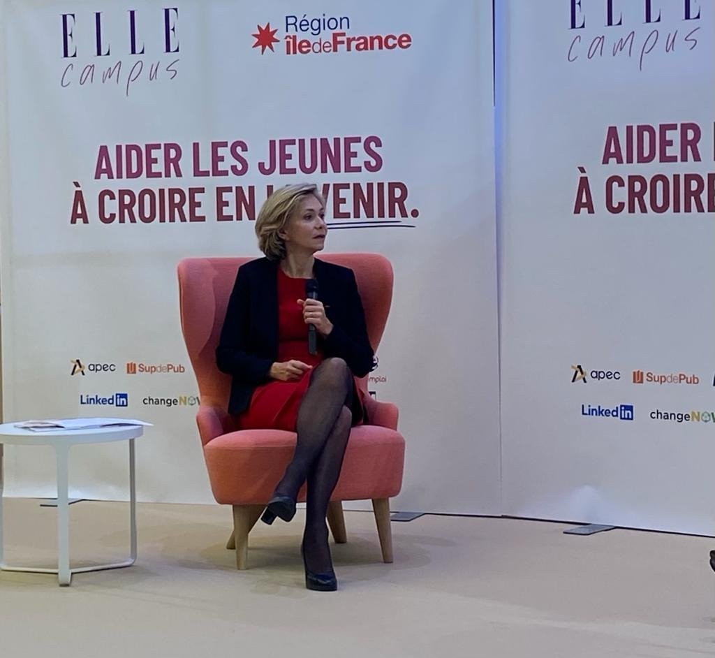 ELLEfrance's tweet photo. « Nous proposons des formations en ligne, pour mieux orienter les jeunes » @vpecresse présente des solutions concrètes pour aider les jeunes lors du #ELLECampus en partenariat avec la région @iledefrance. https://t.co/6ykxWhNAM7