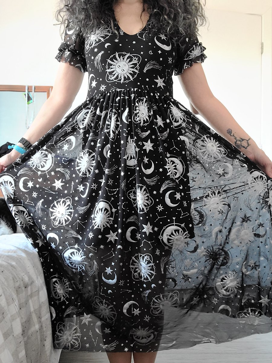 Tryphyna's tweet photo. @RobynMFrancis @zombieattak @ms_ladyblue12 I am a 90s throw back.  Couldn't dress how I wanted when the 90s happened... so living it up in the Renaissance #isowear https://t.co/FZP07AOlvC