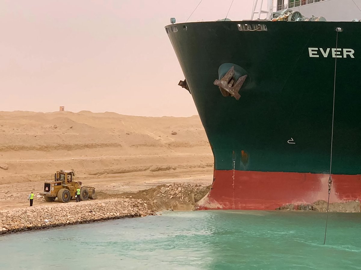 ajplus's tweet photo. Egypt suspended transit through the Suez Canal after a cargo ship as long as the Empire State Building got stuck.

Officials say it may be stuck for weeks.

10% of global maritime trade goes through the canal, and over 150 other ships carrying fuel and grain are now backed up. https://t.co/xwii8skoDT