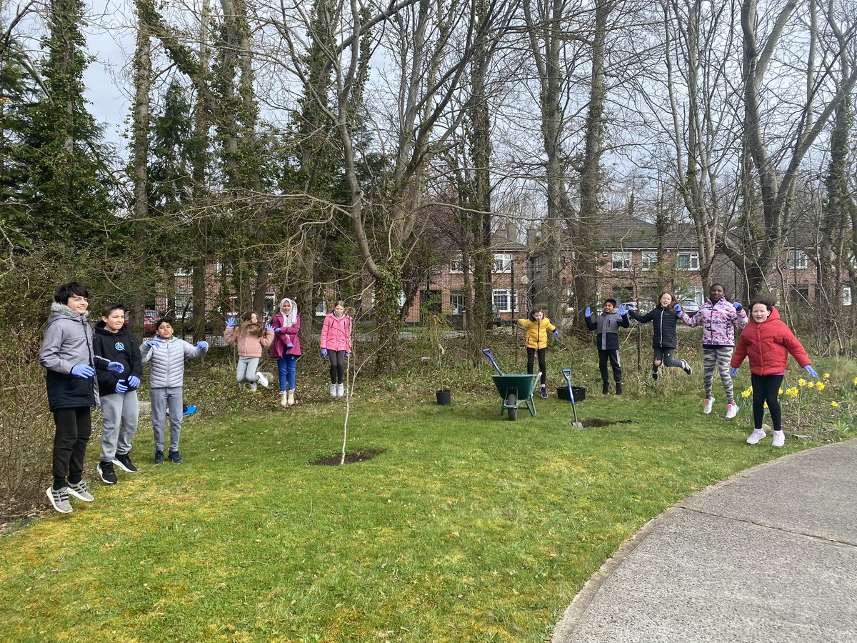 Esker_ETNS's tweet image. We planted our first tree of 2021 and named her Sally! Sally is a dwarf willow tree. Did you know that the Irish word for willow is “saileóg?” That’s how we came up with the name! @GreenSchoolsIre @LEAFIreland #NationalTreeWeek2021 #biodiversity