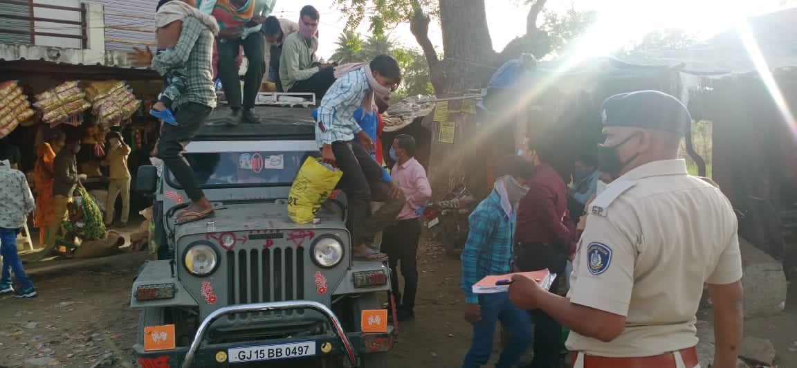 આજ રોજ પોશીના બજારમાં માસ્ક અવેરનેસ ડ્રાઇવ યોજી લોકોને માસ્ક વિતરણ કર્યું તથા કોરોનાથી બચ​વા માસ્ક પહેર​વા અપીલ કરી <a href="/CollectorSK/">Collector Sabarkantha</a> @SdmKhedbrahma <a href="/pkumarias/">Pankaj Kumar</a> <a href="/MoHFW_GUJARAT/">Ministry of Health</a>
