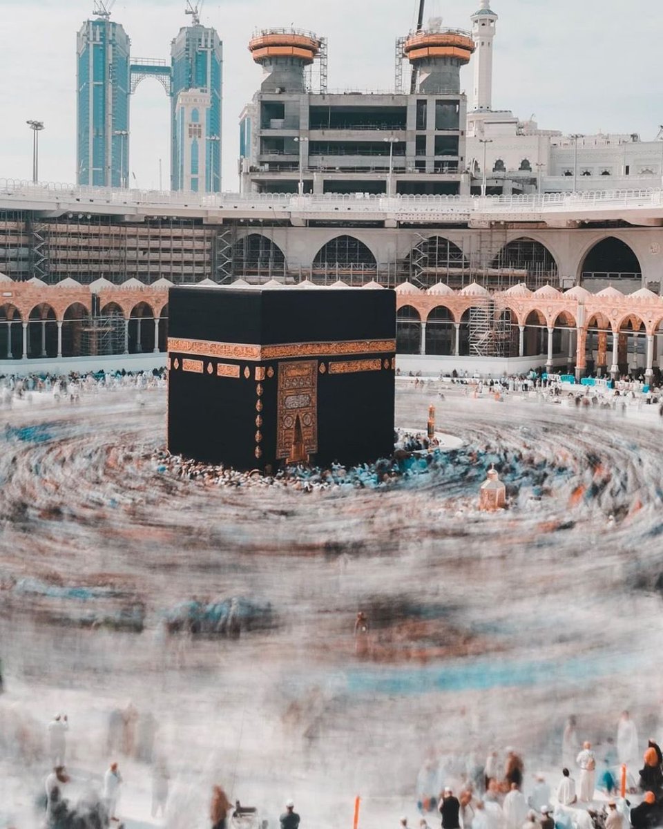 Makkah_wr's tweet photo. فارقتُها لا رضىً منّي وقد شهدَت
بذاكَ أَملاكُ ذاك الحِجر والرُكُنِ

فارقتُها وبودّي إذ فَرَقْتُ بها
لَو كانَ قد فارَقـَتْ روحي بها بَدَني 💔 https://t.co/D6MFgcYl5e