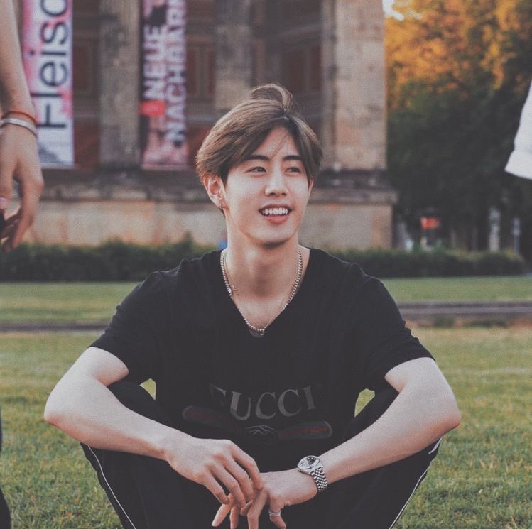 K_punpunT's tweet photo. หล่อดีๆ มันเป็นแบบนี้ แบบพี่ม้าคคค

#MarkTuan https://t.co/Fm8f7ge83n