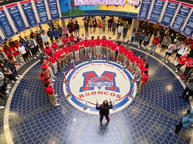 BoydSoccerR2L's tweet photo. One of the great traditions at McKinney Boyd. #KissTheBronco #CodeRed @BroncoTweet @Boyd_Red_Nation @Boyd_BNN https://t.co/OXrWu3hSaM